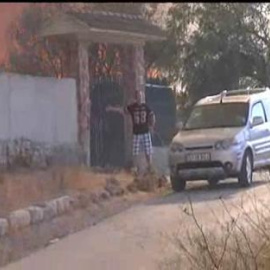 Tensión en Ribarroja, Valencia, por la cercanía del incendio a las casas 