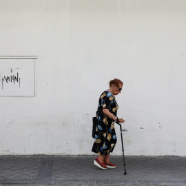 Una mujer pensionista camina por una calle de Madrid. REUTERS/Susana Vera