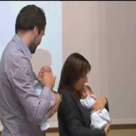 Dos gemelos sobreviven gracias a una complicada operación fetal