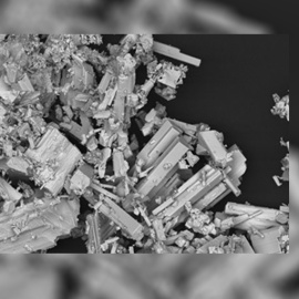 Fragmento de coltán (niobio y tántalo), visto en el Laboratorio de Microsccopía del Centro Nacional de Investigaciones Metalúrgicas del Consejo Superior de Investigaciones Científicas. Imagen cedida por el CSIC. EFE