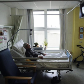 Imagen de archivo de un hombre sin identificar que sufre alzheimer en un hospital de Holanda./ REUTERS/Michael Kooren