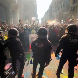 Los Mossos d'Esquadra instantes después de ser rociados con pintura en polvo. | Marta Pérez / EFE