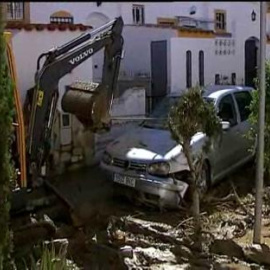La Reina visita las zonas afectadas por las riadas