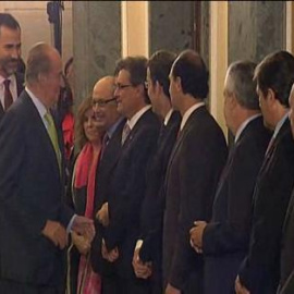 El rey se detiene a saludar a Artur Mas en el Senado