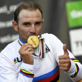 Alejandro Valverde besa la medalla de oro tras ganar el mundial de ciclismo. EFE/Christian Bruna