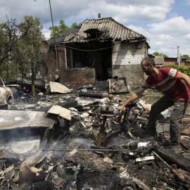 24/06/2022 Eugene intenta recuperar algunos objetos, luego de que su casa resultara incendiada tras el ataque de misiles rusos, ayer en Chuhuiv (Ucrania)