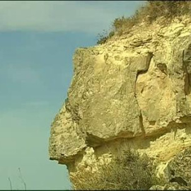 Una roca de 15 toneladas amenaza con desprenderse sobre tres casas de un pueblo de Lleida