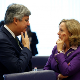 El presidente del Eurogrupo y ministro de Finanzas portugués, Mario Centeno, conversa con la ministra de Economía, Nadia Calviño, antes de la reunión del Eurogrupo en Luxemburgo. EFE/ Julien Warnand