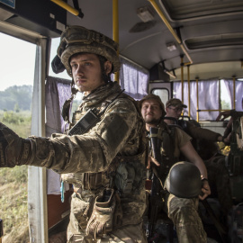 24/06/2022 - Imagen de militares ucranianos se dirigen en un autobús a sus posiciones cerca de la ciudad de Severodonetsk de la zona de Luhansk, Ucrania, 19 de junio de 2022. — Oleksandr Ratushniak / EFE