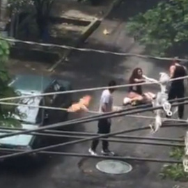 Captura del vídeo en el que se ve a una mujer trans en el suelo tras ser agredida por tres hombres en Medellín, Colombia.
