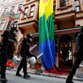 La Policía turca vuelve a disolver con violencia a activistas del colectivo LGTB en Estambul