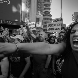 Varios manifestantes claman contra las muertes en la valla de Melilla del pasado viernes en una manifestación en Madrid.