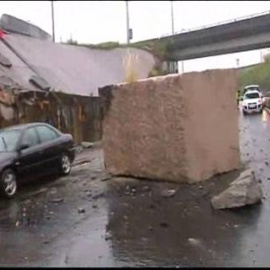 Un bloque de granito tapona la AP-9