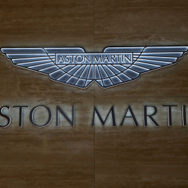 El logo de la firma británica Aston Martin, en su stand en el Salón del Automovil de Ginebra, el pasado marzo. REUTERS/Denis Balibouse