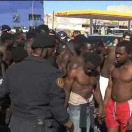 50 subsaharianos saltan en tromba la valla de Melilla
