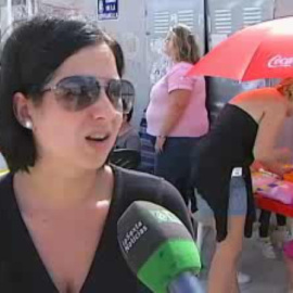 Niños de tres pueblos de Valencia comen en las puertas de los colegios, por los recortes
