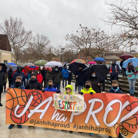 Concentració davant del pavelló a la Bisbal de l'Empordà.