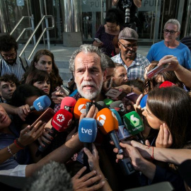 13/09/2018.- El actor Willy Toledo atiende a los medios de comunicación tras declarar hoy ante el juzgado de instrucción número 11 de Madrid acusado de vejación contra los sentimientos religiosos y ha reiterado mediante un escrito que no ha cometido n