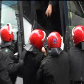 El acto falangista y la concentración de rechazo genera tensión en Bilbao