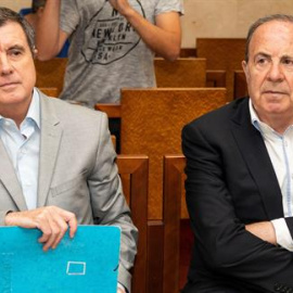 El expresidente del Govern balear, Jaume Matas, y el exconseller de Interior y antiguo delegado del Gobierno, José María Rodríguez, durante el juicio por el Caso Over, en la Audiencia de Palma de Mallorca. EFE