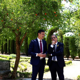 Pedro Sánchez y Quim Torra, durante un paseo por los jardines de La Moncloa. EFE/Fernando Calvo