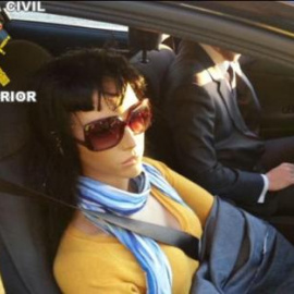 Pillado con un maniquí como copiloto para circular por una vía rápida