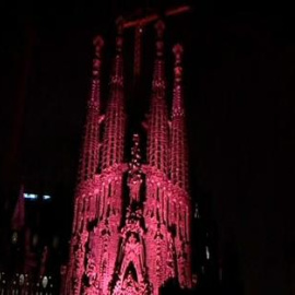 Varios edificios de Barcelona se iluminan de rosa