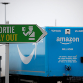 21/01/2021. Camiones de remolque con productos de compras online esperando los controles aduaneros en el puerto de Cherburgo, en Francia. - Reuters