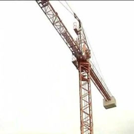 El estallido de la burbuja inmobiliario ha dejado muchas obras abandonadas y con ellas gruas que amenazan la seguridad de los vecinos