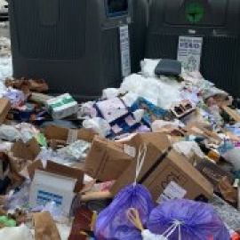 La basura acumulada en Madrid tras el temporal vuelve a poner al descubierto el leonino contrato firmado por Ana Botella