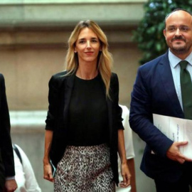 El número dos de los populares en Catalunya, Daniel Serrano, (i) junto al presidente del PP catalán Alejandro Fernández (d) y la exportavoz del PP en el Congreso, Cayetana Álvarez de Toledo