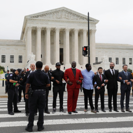 Manifestantes protestan delante del Tribunal Supremo de EEUU por el proceso de nominación del juez Brett Kavanaugh. /REUTERS