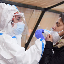 Miles de personas acudieron al cribado masivo de PCR por la Covid-19 en el Pabellón de La Torre del barrio de La Palomera en León, este sábado para detectar contagios