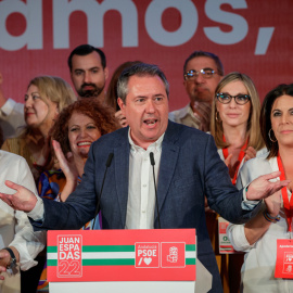 19/06/2022.- El candidato del PSOE a la presidencia de la Junta de Andalucía, Juan Espadas, durante su comparecencia esta noche en un hotel de Sevilla para valorar los resultados de las elecciones de hoy domingo 19 de junio. EFE/ Julio Muñoz