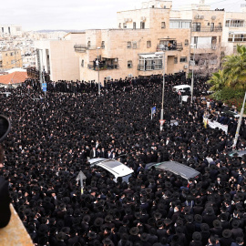 Imagen del funeral en Israel donde miles de personas violaron el confinamiento.