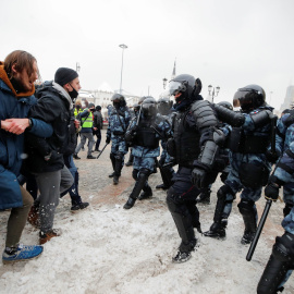 31/01/2021. La Policía rusa se enfrenta a los manifestantes en las marchas en apoyo de Alexéi Navalni, en Moscú. - Reuters