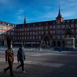 Vista de la Plaza Mayor de Madrid sin turistas ni apenas madrileños.