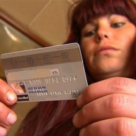 Condenada a prisión por comprar comida para sus dos hijas con una tarjeta de crédito que se encontró 