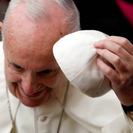 El Papa Francisco se ajusta su bonete durante una recepción en el Vaticano. (ALESSANDRO BIANCHI | REUTERS)