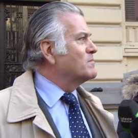 Luis Bárcenas defiende su inocencia a la salida de su casa