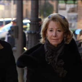 Esperanza Aguirre recibida con gritos de "No queremos sobres, queremos nuestras nóminas"