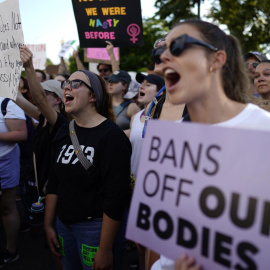 Activistas por el derecho al aborto protestan frente a la Corte Suprema en Washington, DC, EE. UU., 25 de junio de 2022.