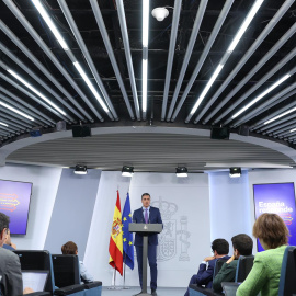 El presidente del Gobierno, Pedro Sánchez, comparece en el Palacio de La Moncloa tras el Consejo de ministros extraordinario celebrado este sábado.