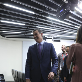 El presidente del Gobierno, Pedro Sánchez, conversa con un grupo de periodistas tras dar una rueda de prensa en el Palacio de La Moncloa posterior al Consejo de ministros extraordinario celebrado este sábado.