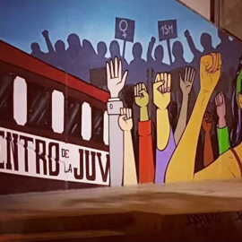 Mural al 15M en la plaza de Oporto, en Carabanchel.