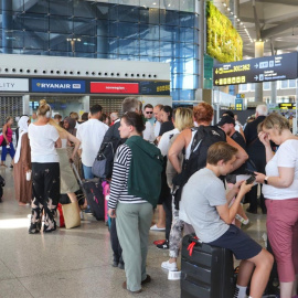 Largas colas ante el mostrador de Ryanair este domingo en el Aeropuerto de Málaga-Costa del Sol, durante la tercera jornada de huelga de los tripulantes de cabina de esta compañía.