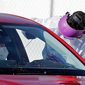 Personal sanitario realiza pruebas PCR en el interior de los vehículos en el hospital de campaña instalado junto al nuevo Hospital la Fe de Valencia.