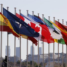 - Banderas de los países asistentes a la cumbre de la OTAN que se celebra hasta el jueves en la capital de España, este martes 28 de junio de 2022 en el aeropuerto Adolfo Suárez Madrid-Barajas.