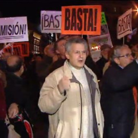Reparto de sobres en la concentración de protesta ante la sede del PP 