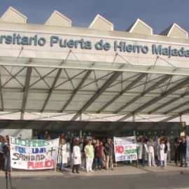 Los trajadadores del Hospital Puerta de Hierro protestan por el despido de 400 empleados no sanitarios